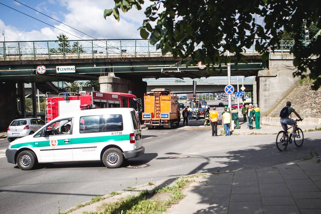 Juozapavičiaus pr. kranas kliudė tiltą