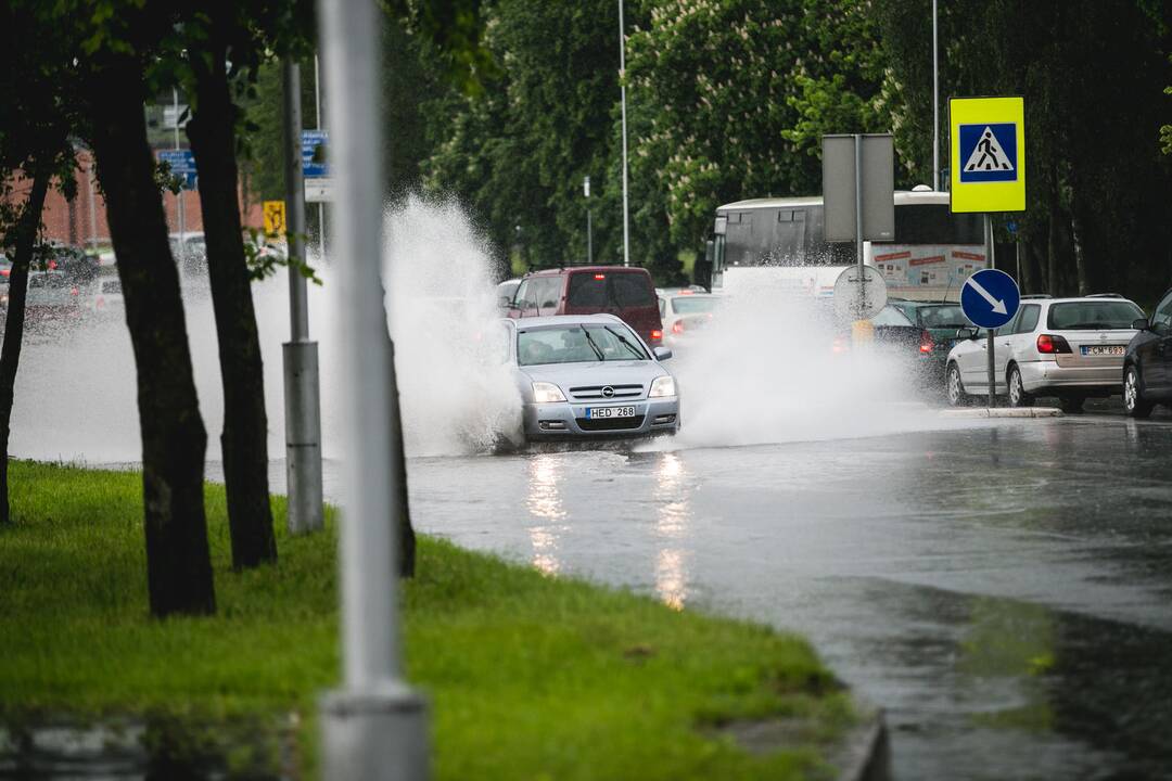 Po stiprios liūties patvino Kauno gatvės