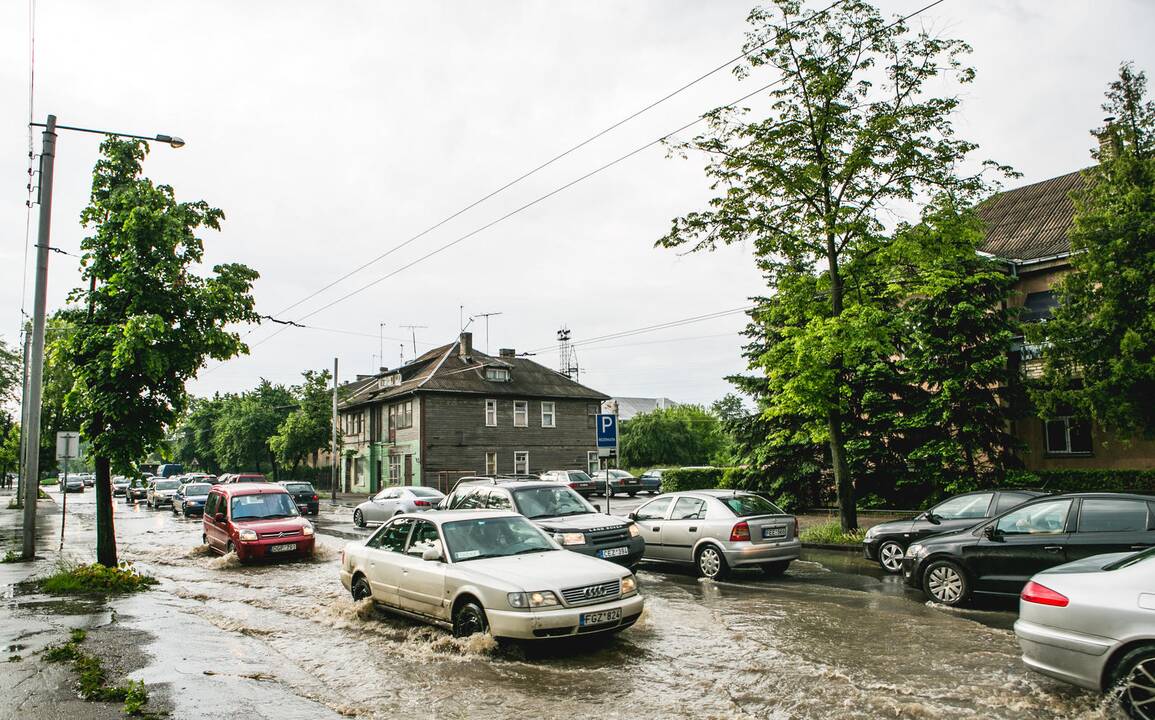 Po stiprios liūties patvino Kauno gatvės