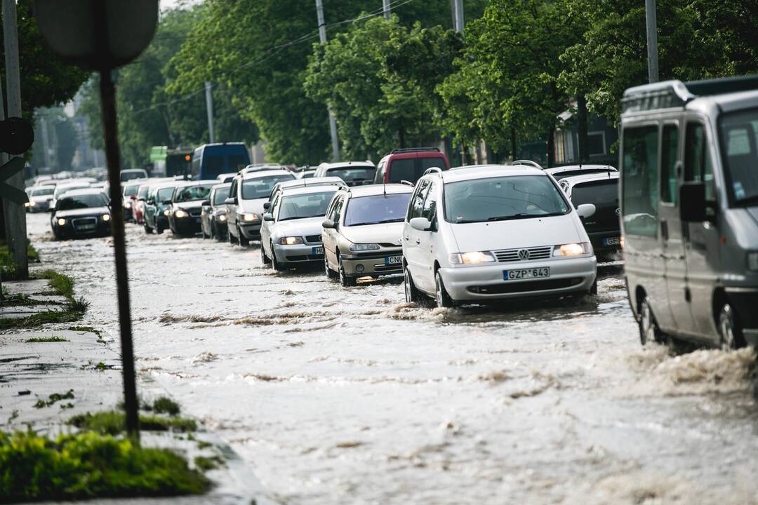 Po stiprios liūties patvino Kauno gatvės