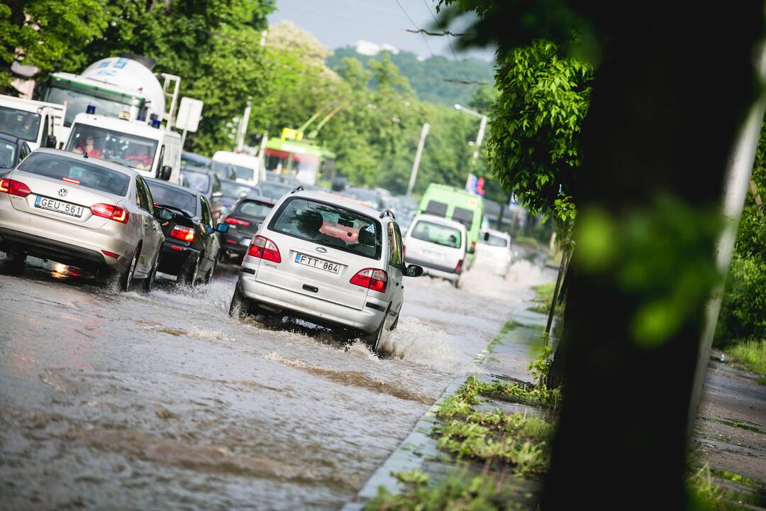 Po stiprios liūties patvino Kauno gatvės