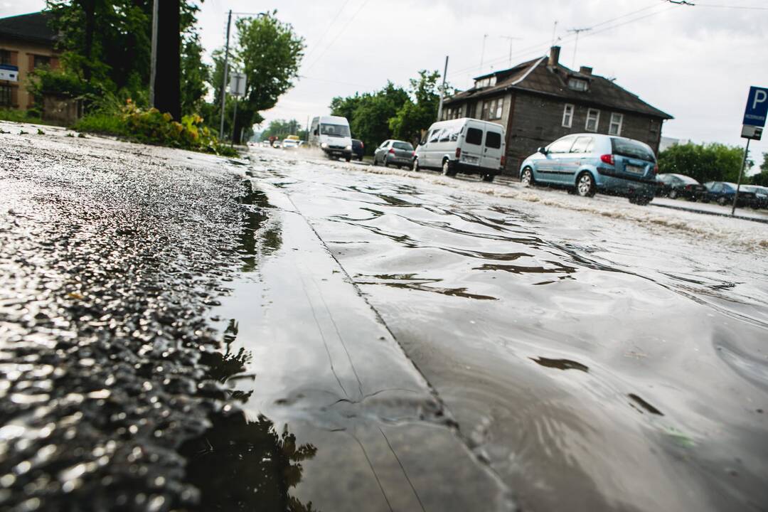 Po stiprios liūties patvino Kauno gatvės