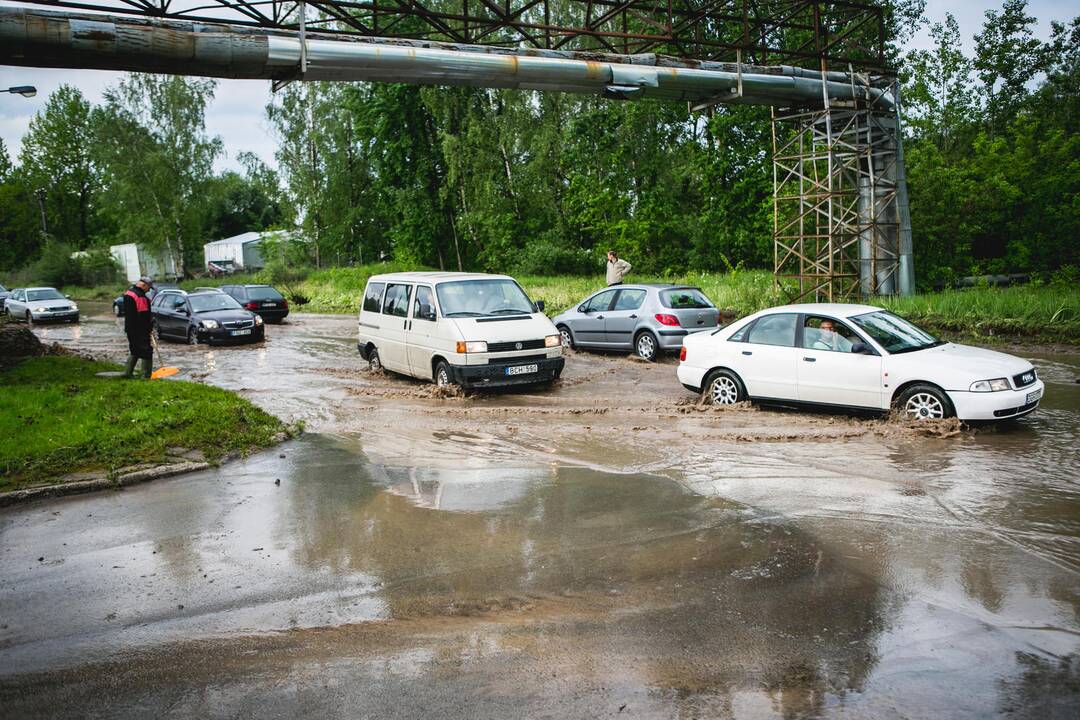Po stiprios liūties patvino Kauno gatvės