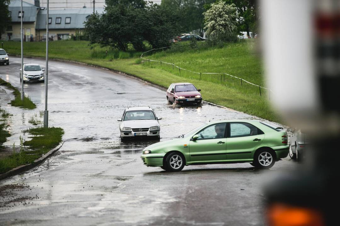 Po stiprios liūties patvino Kauno gatvės