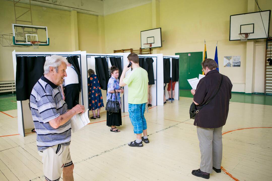 Kauniečiai balsuoja prezidento ir EP rinkimuose