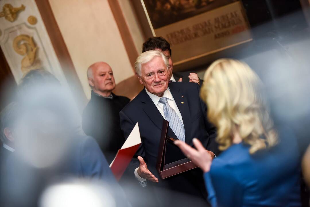 Prezidentui V. Adamkui suteiktas Maltiečių garbės nario vardas 