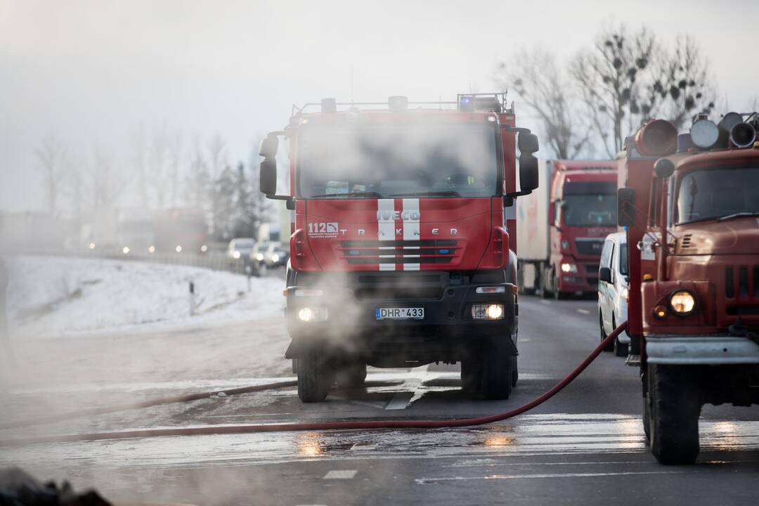 Šalia Kauno sudegė vilkikas