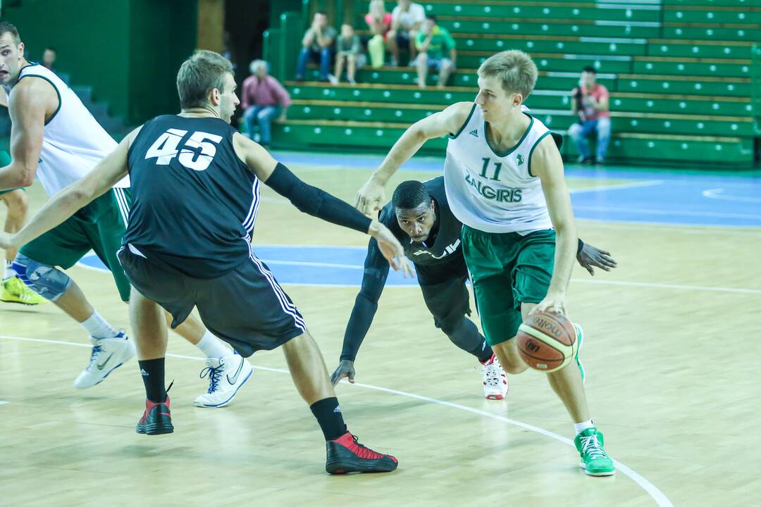 "Žalgiris" S.Butauto taurės finale po dramatiškos kovos nusileido VEF komandai 