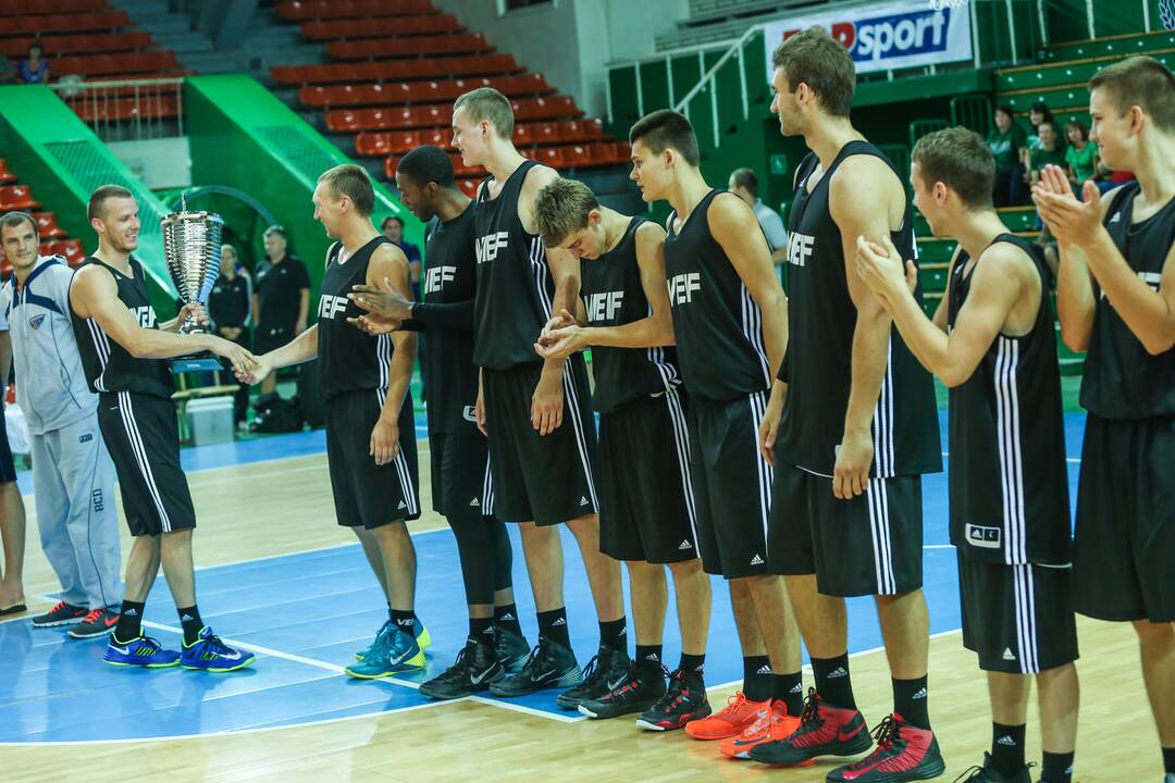 "Žalgiris" S.Butauto taurės finale po dramatiškos kovos nusileido VEF komandai 