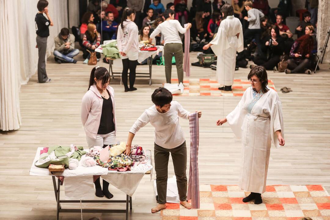 Kauniečiai stebėjo tradicinio japonų kimono apsirengimo ritualą