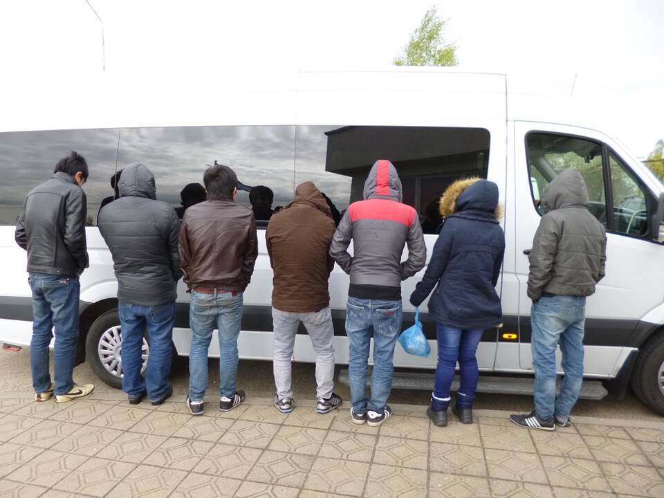 Į teisiamųjų suolą sės migrantus per Lietuvą gabenę vyrai: slėpė po užtiesalu