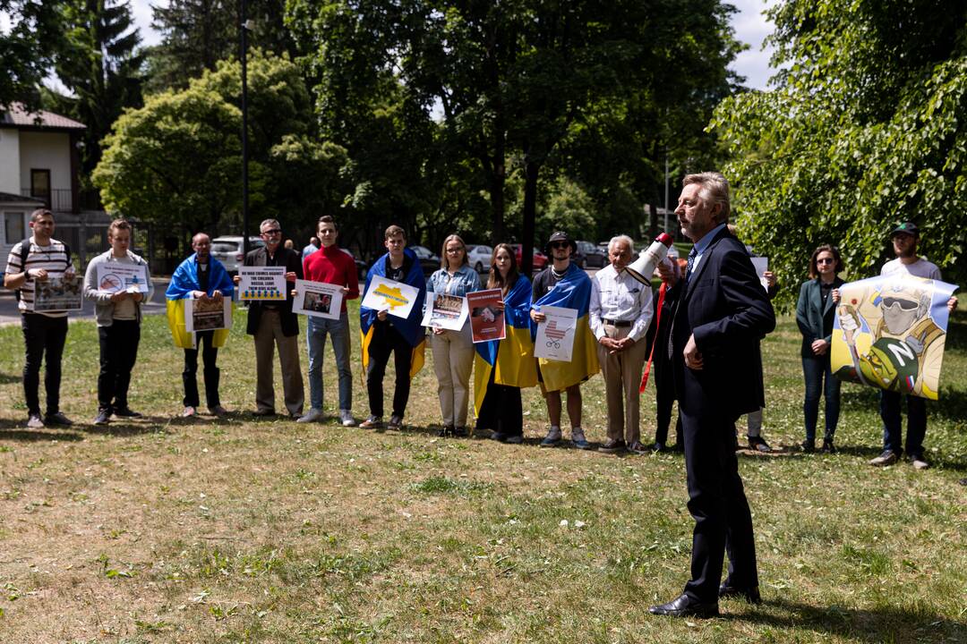 Protestas prie Rusijos ambasados dėl Ukrainoje grobiamų vaikų