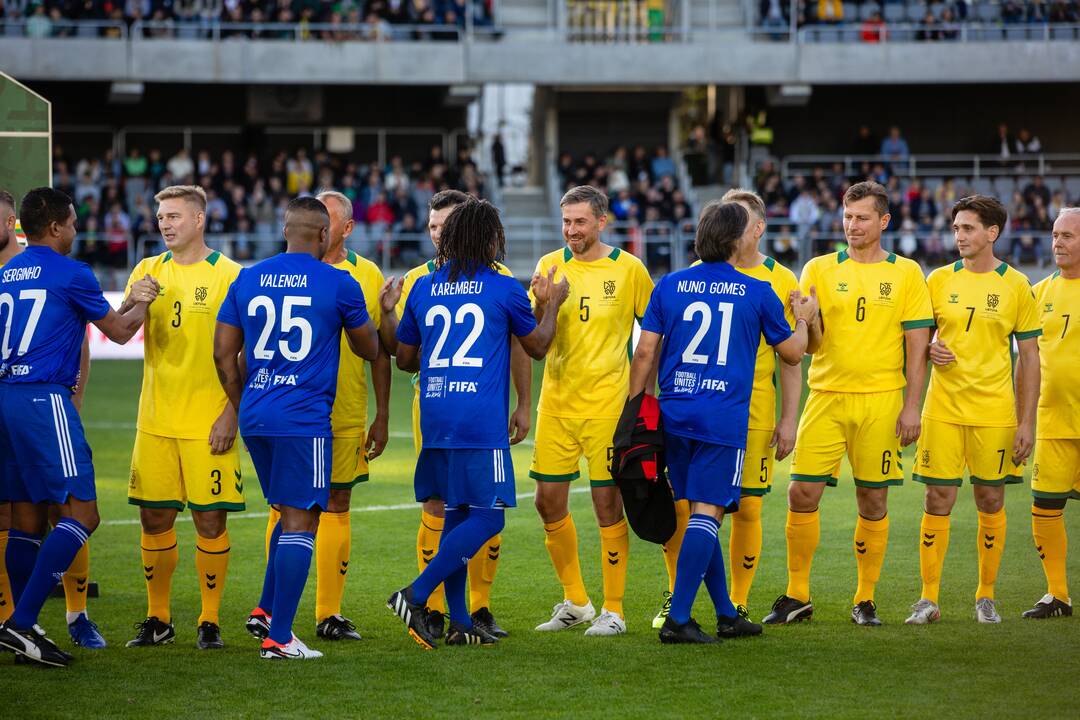  Pasaulio futbolo legendų rungtynės su legendiniais Lietuvos futbolininkais