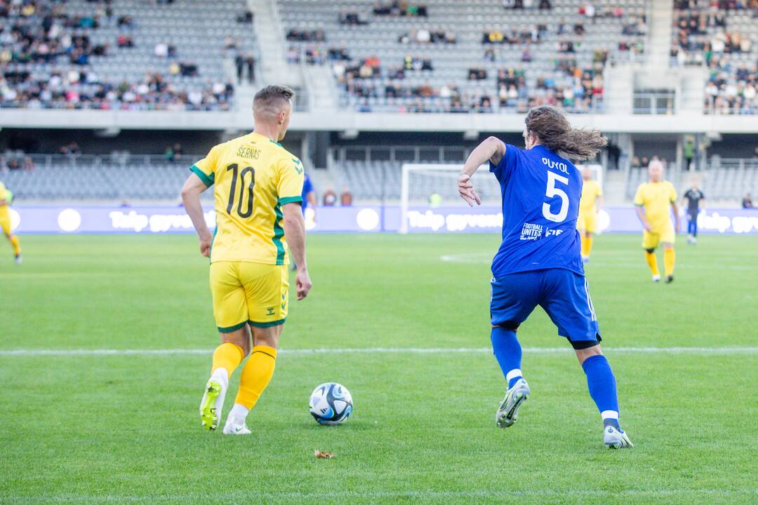  Pasaulio futbolo legendų rungtynės su legendiniais Lietuvos futbolininkais