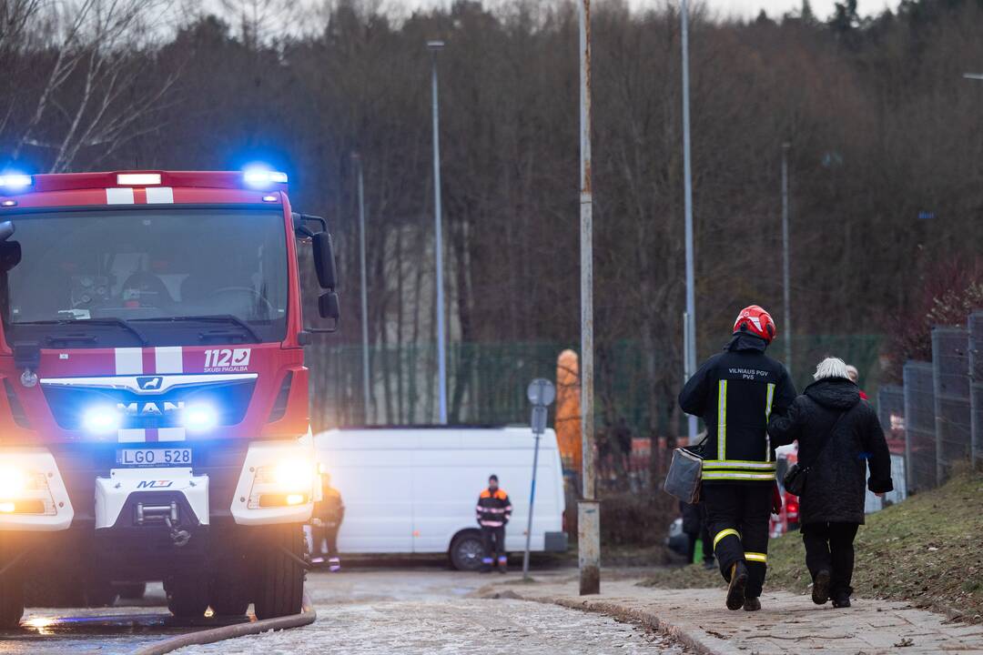 Keturis butus Viršuliškių daugiabutyje surijo liepsnos