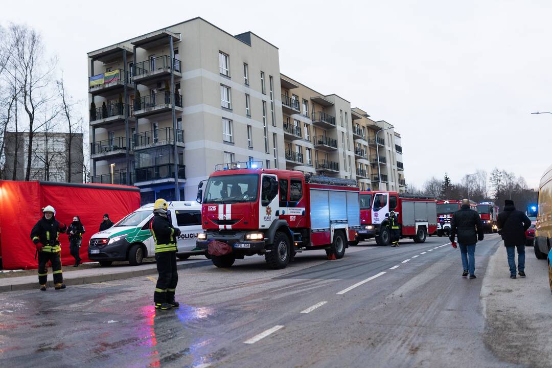 Keturis butus Viršuliškių daugiabutyje surijo liepsnos