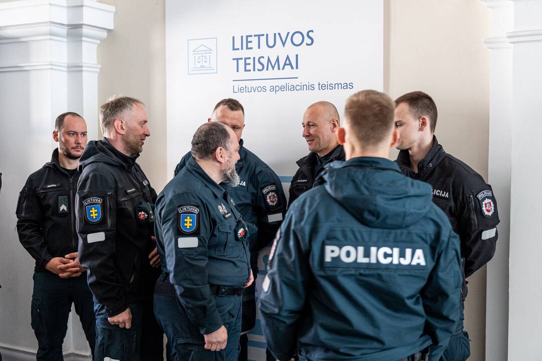 Teismas vėl atvertė moterį nušovusio pareigūno bylą
