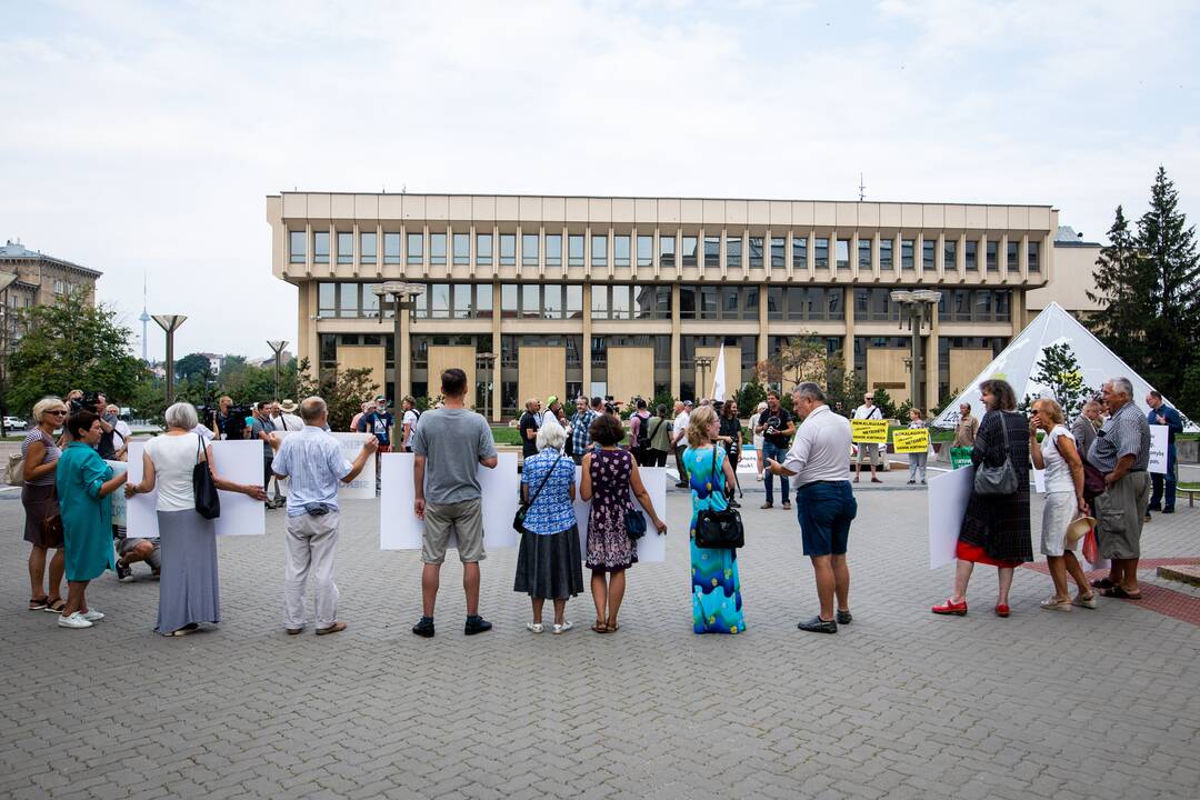 Protestas prie Seimo: reikalauja užkirsti kelią į Lietuvą migrantams