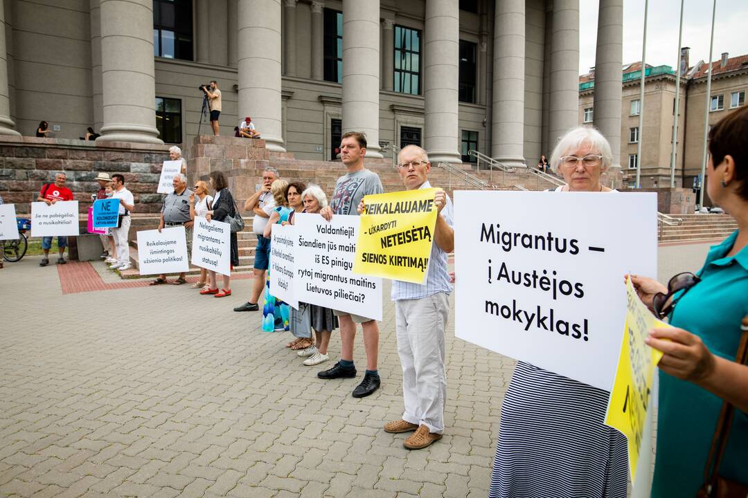 Protestas prie Seimo: reikalauja užkirsti kelią į Lietuvą migrantams