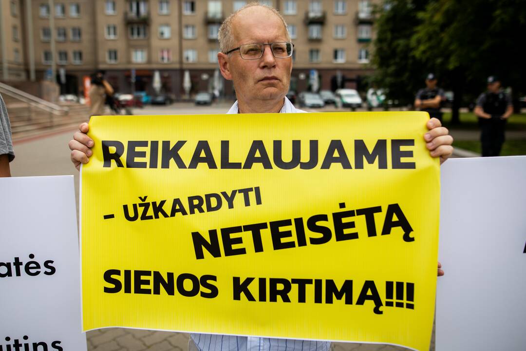 Protestas prie Seimo: reikalauja užkirsti kelią į Lietuvą migrantams