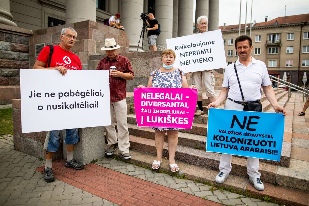 Protestas prie Seimo: reikalauja užkirsti kelią į Lietuvą migrantams