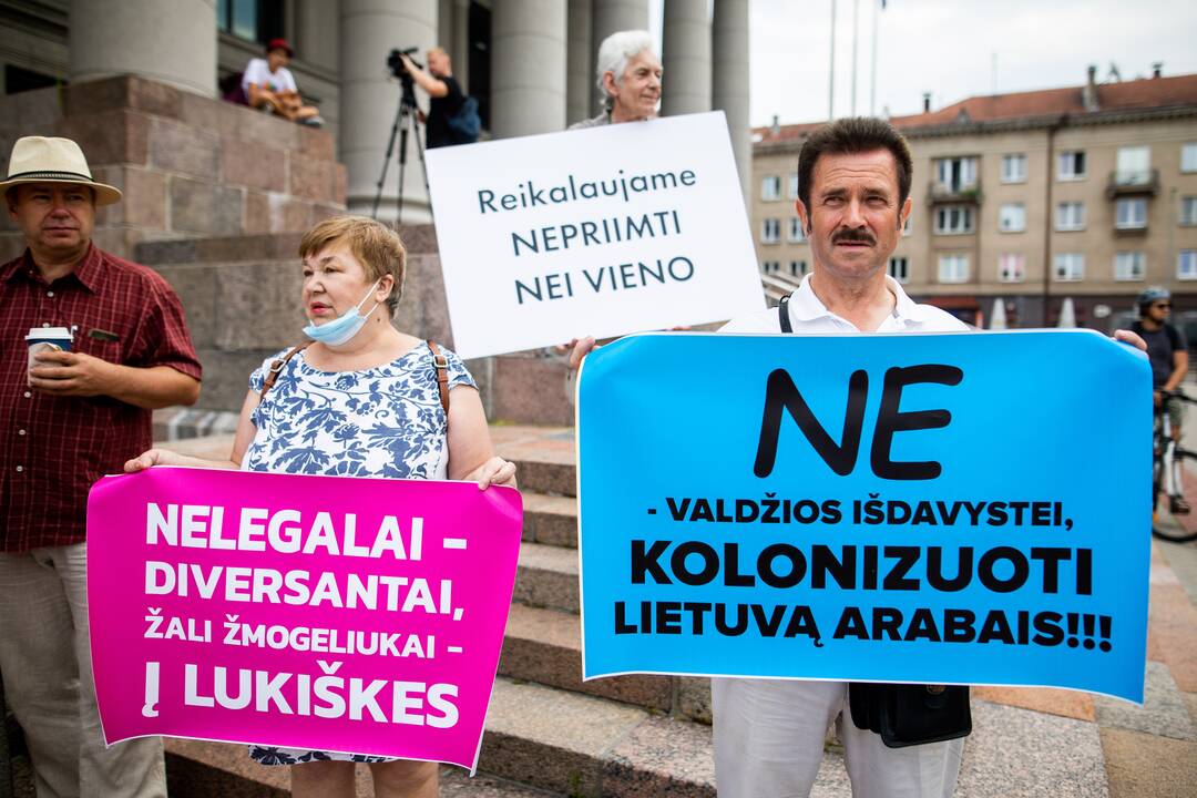 Protestas prie Seimo: reikalauja užkirsti kelią į Lietuvą migrantams