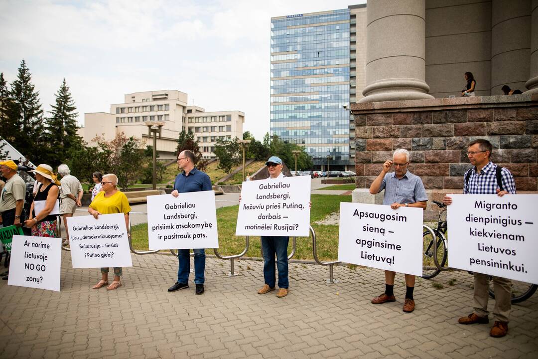 Protestas prie Seimo: reikalauja užkirsti kelią į Lietuvą migrantams