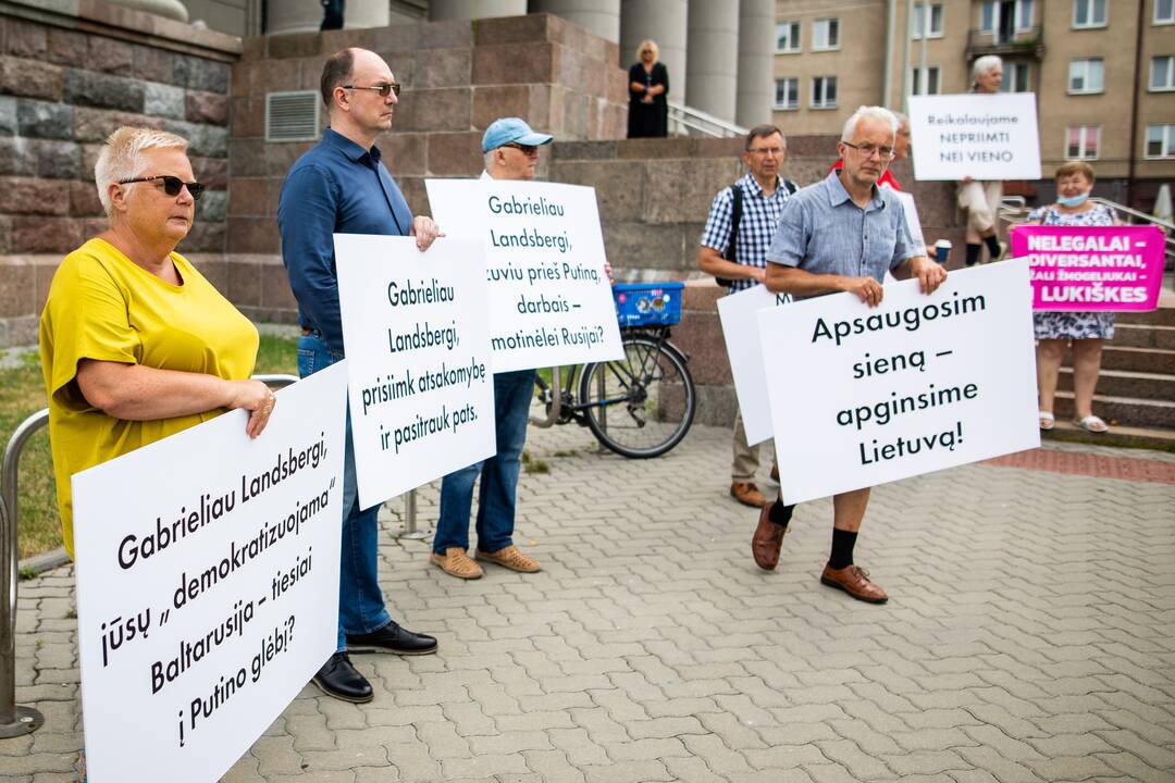 Protestas prie Seimo: reikalauja užkirsti kelią į Lietuvą migrantams