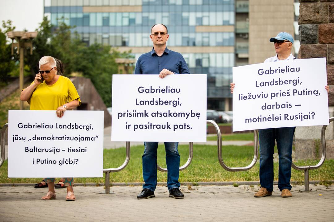 Protestas prie Seimo: reikalauja užkirsti kelią į Lietuvą migrantams
