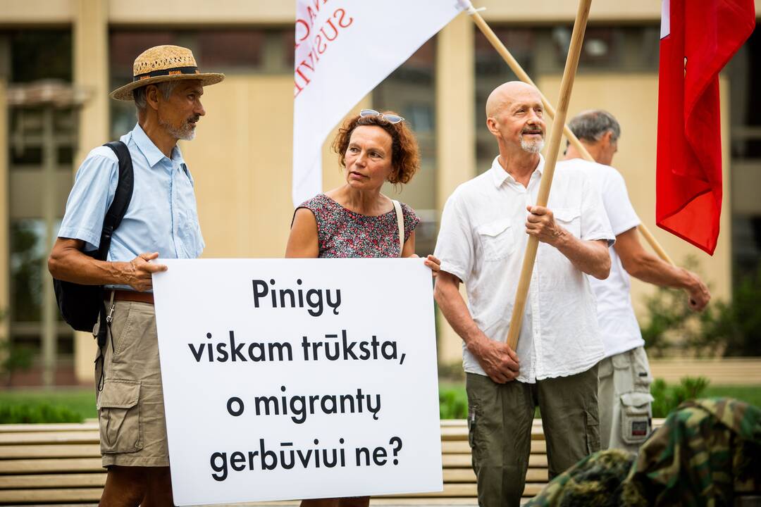 Protestas prie Seimo: reikalauja užkirsti kelią į Lietuvą migrantams