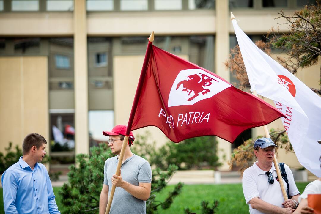 Protestas prie Seimo: reikalauja užkirsti kelią į Lietuvą migrantams