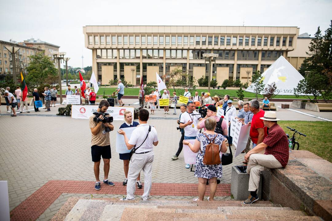 Protestas prie Seimo: reikalauja užkirsti kelią į Lietuvą migrantams