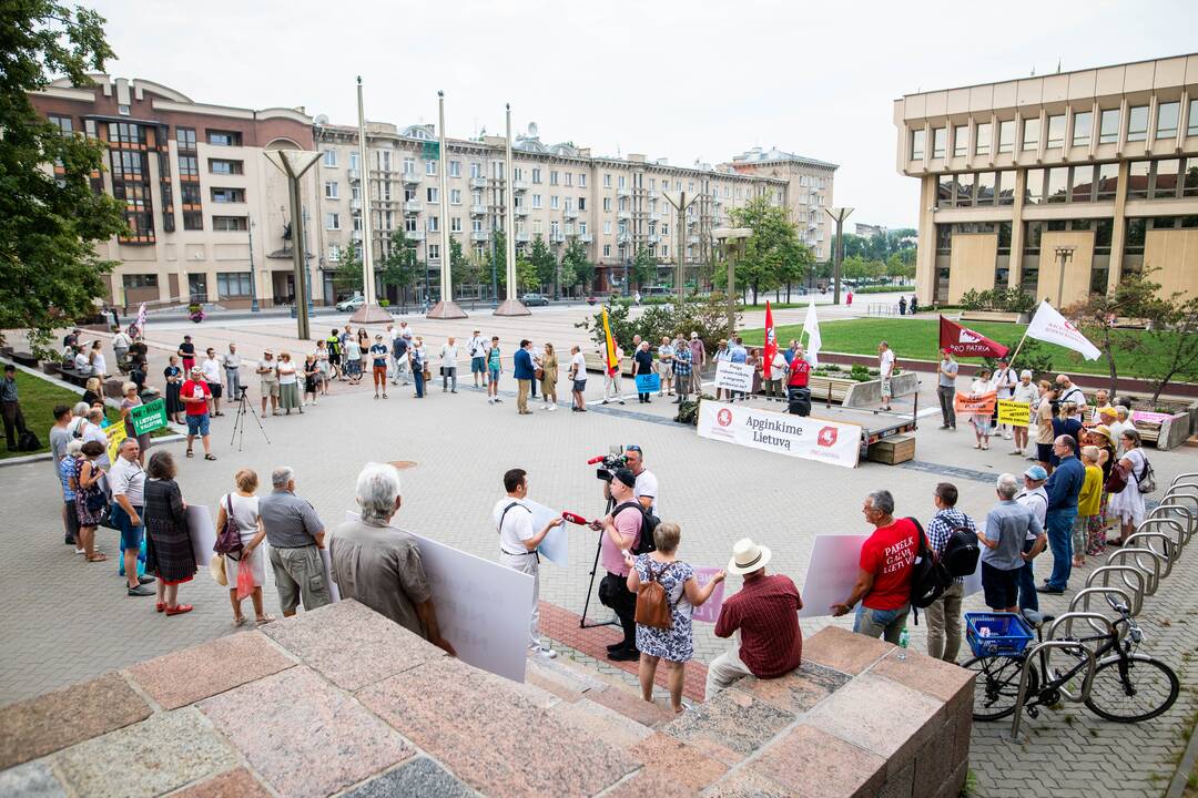 Protestas prie Seimo: reikalauja užkirsti kelią į Lietuvą migrantams
