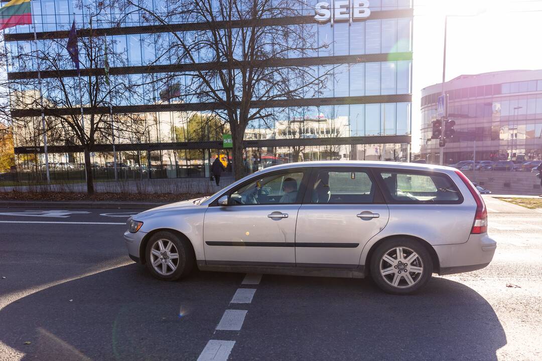 Vilniuje automobilis partrenkė vežimėlį su kūdikiu