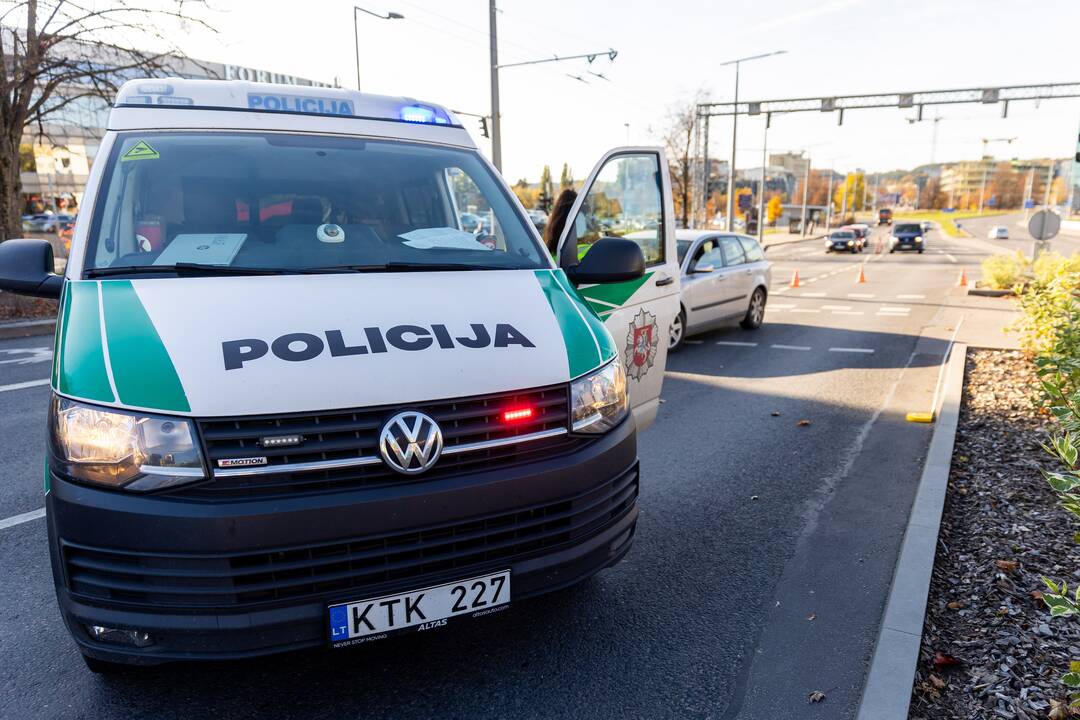 Vilniuje automobilis partrenkė vežimėlį su kūdikiu