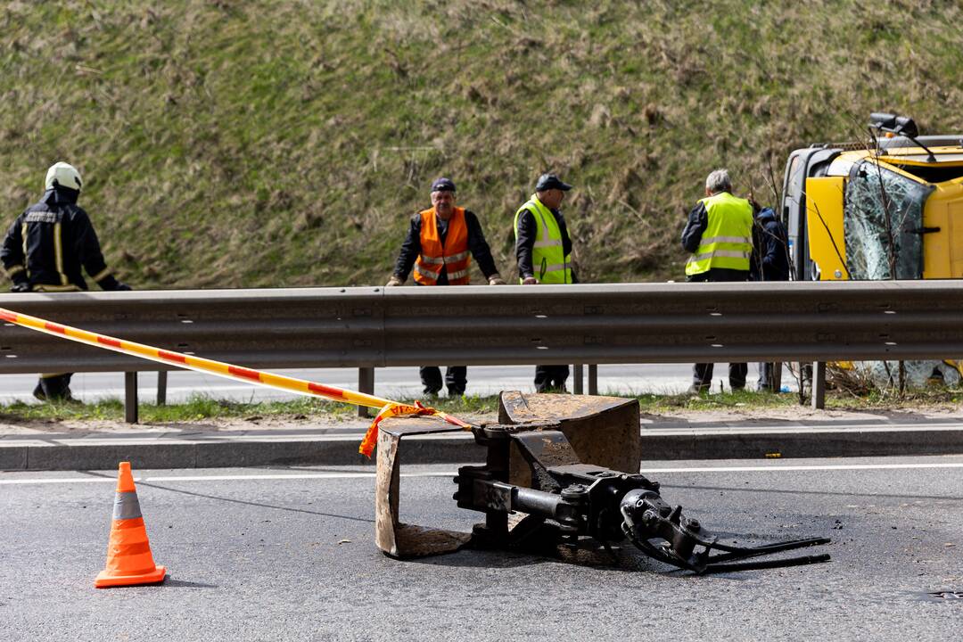 Vilniaus Vakariniame aplinkkelyje apvirto kranas