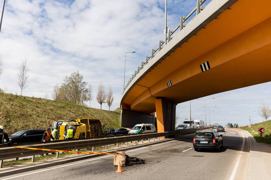 Vilniaus Vakariniame aplinkkelyje apvirto kranas