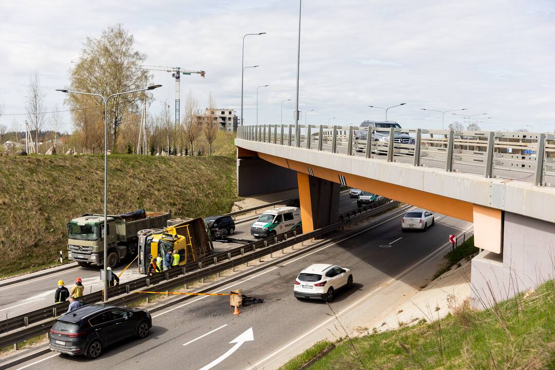 Vilniaus Vakariniame aplinkkelyje apvirto kranas