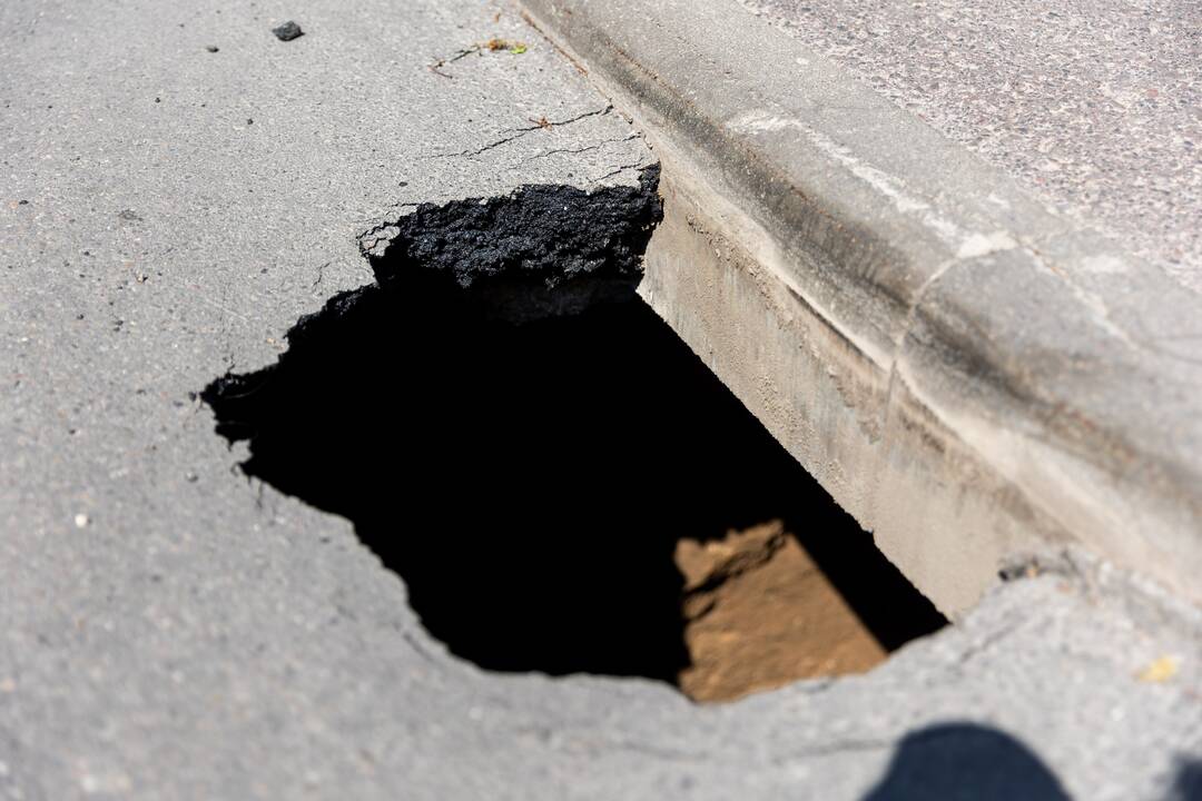 Giedraičių gatvėje Vilniuje atsivėrusi smegduobė