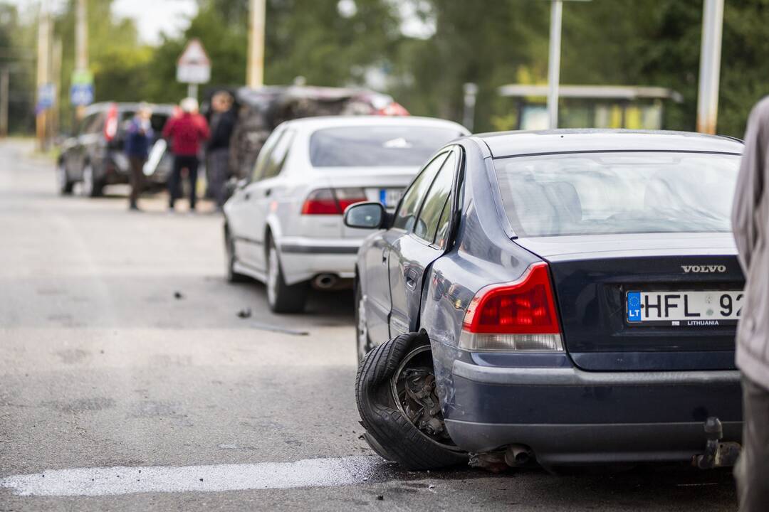 Vilniuje – girta moteris rėžėsi į šešis automobilius