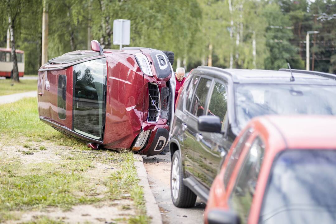 Vilniuje – girta moteris rėžėsi į šešis automobilius