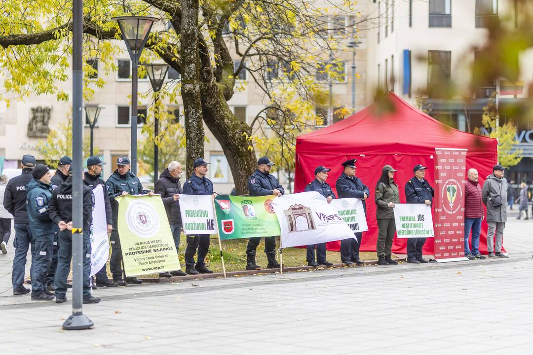 Pareigūnai protestavo prie Vyriausybės