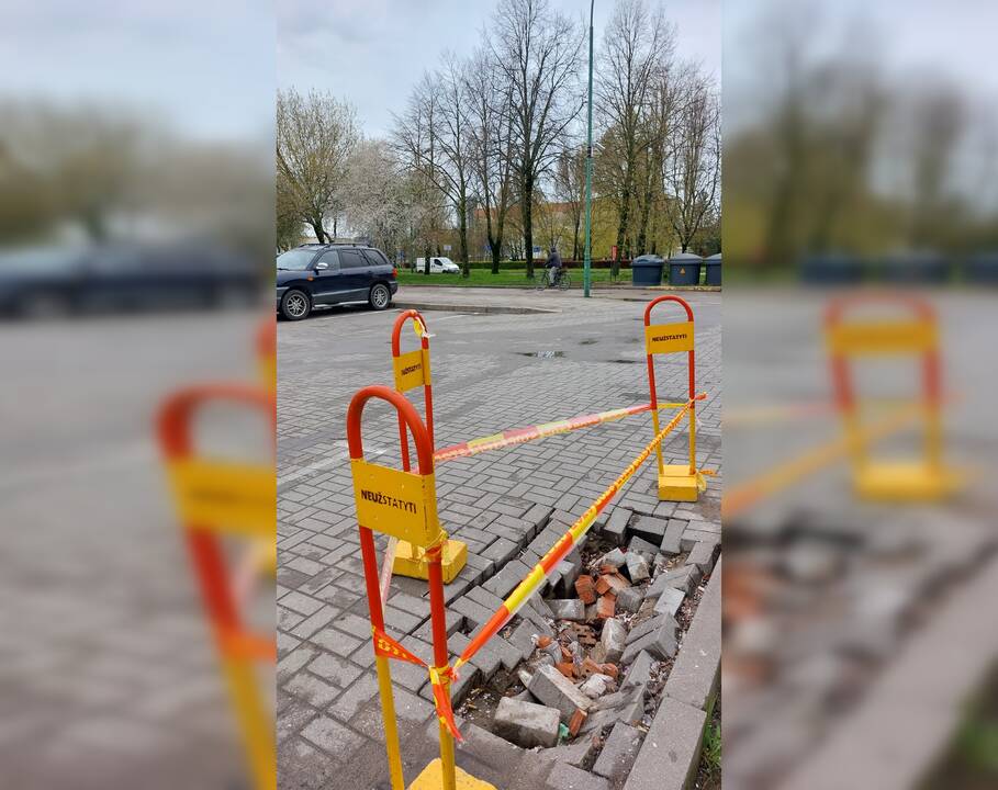Nepatogumai: šiuo metu duobė aptverta stop juosta ir ženklu „Neužstatyti“, žadama imtis ir kitokių priemonių problemai pašalinti.