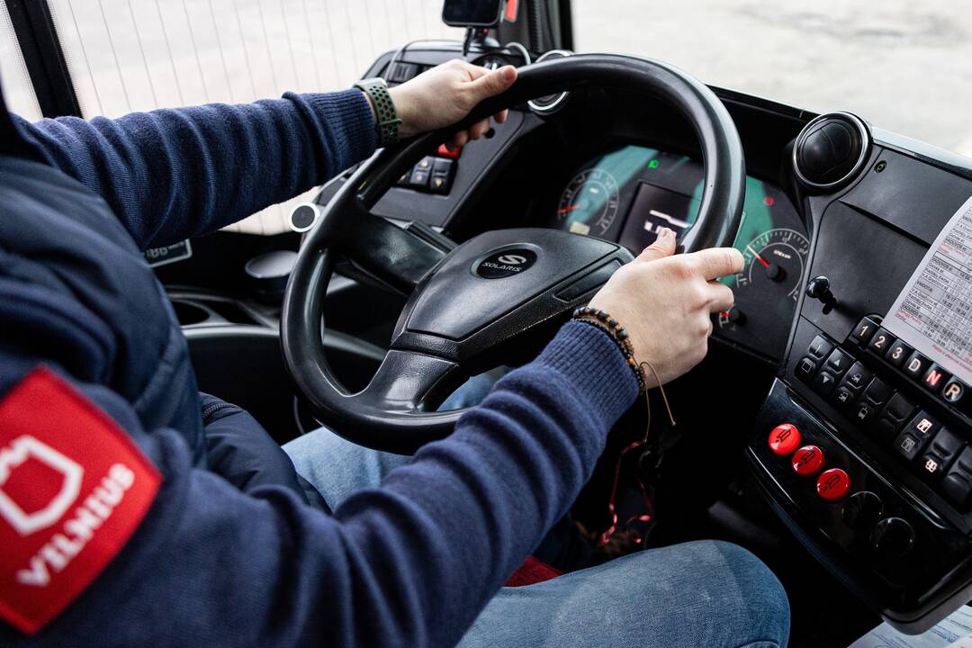 Vilniuje autobusas rėžėsi į stulpą: virsdamas jis apgadino du automobilius