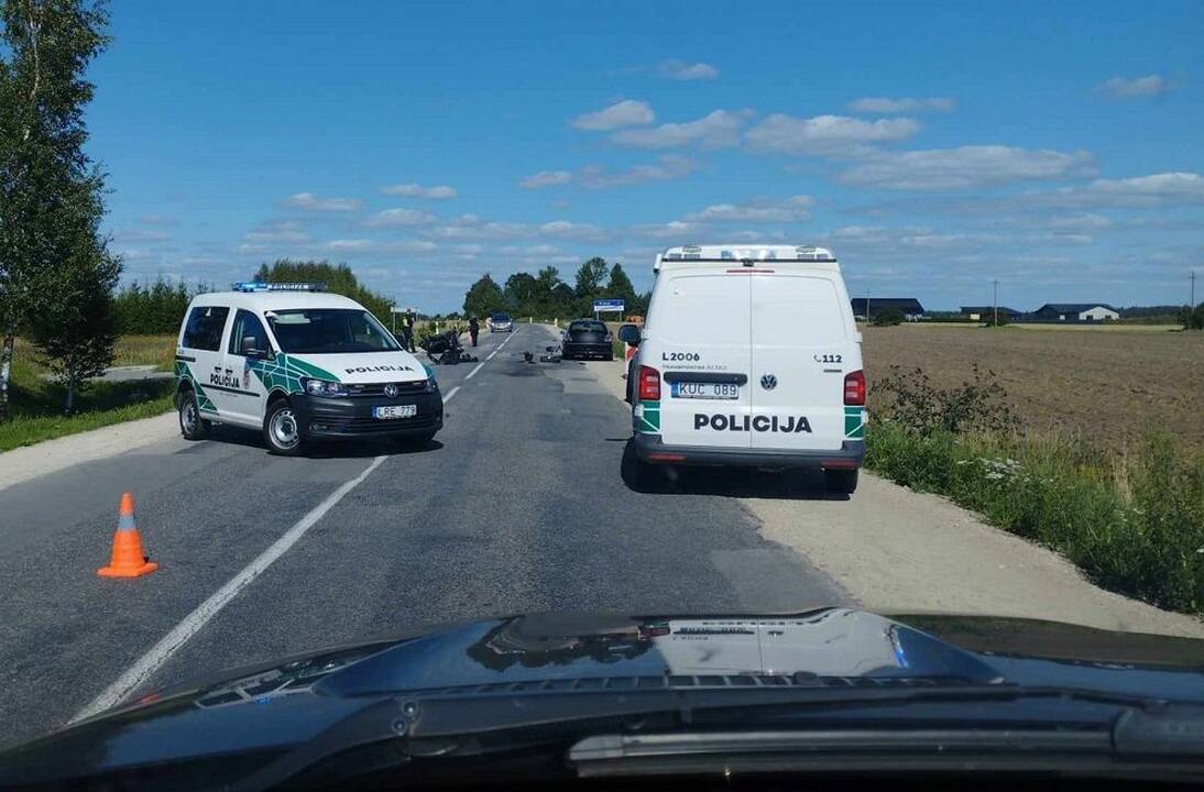 Klaipėdos rajone susidūrė motociklas ir BMW: uždarytas eismas