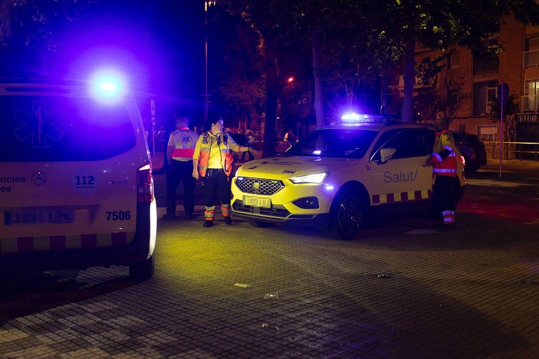 Prie futbolo stadiono Barselonoje automobilis rėžėsi į minią: sužeista 13 žmonių
