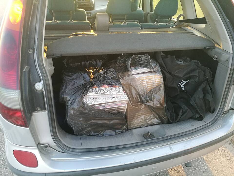 Kelmės rajone sustabdytas automobilis: viduje – per 3 tūkst. kontrabandinių cigarečių pakelių