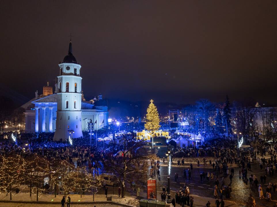 Vilniuje įžiebta Kalėdų eglė 2023