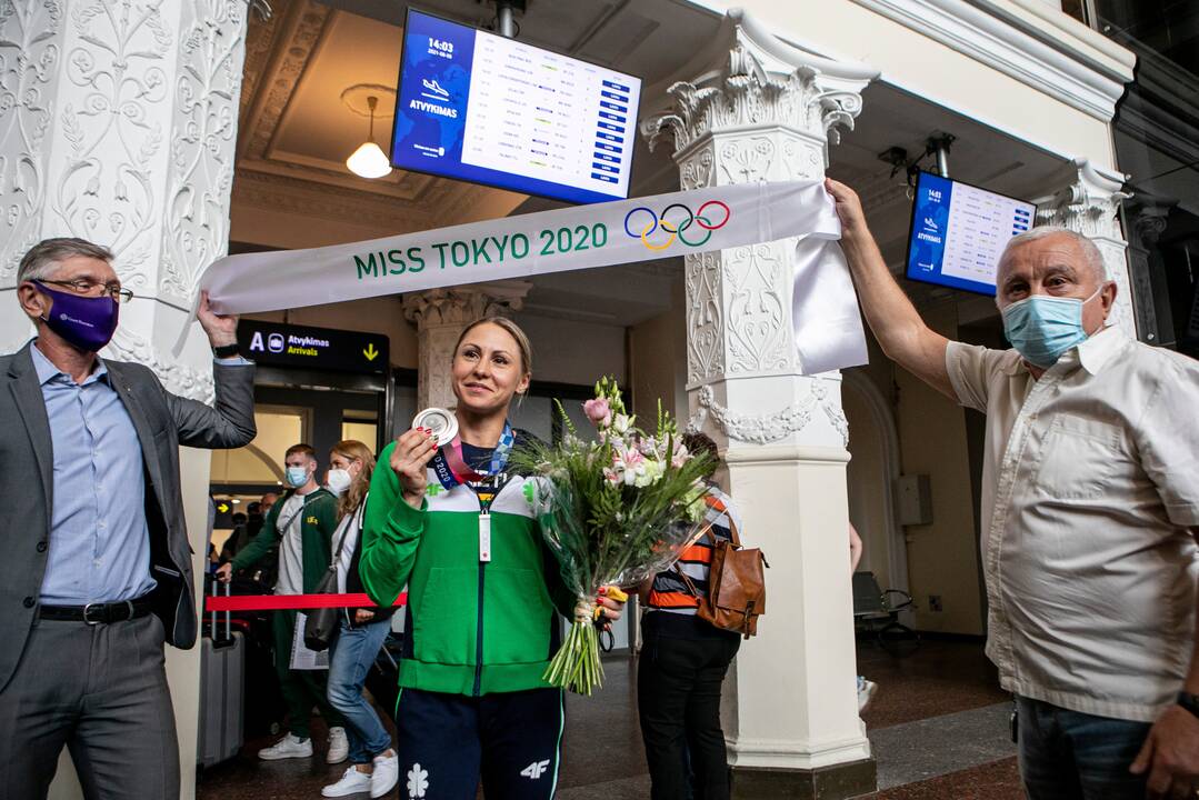 Sutiktuvės: L.Asadauskaitę-Zadneprovskienę Vilniaus oro uoste pasitiko ištikimiausi gerbėjai.