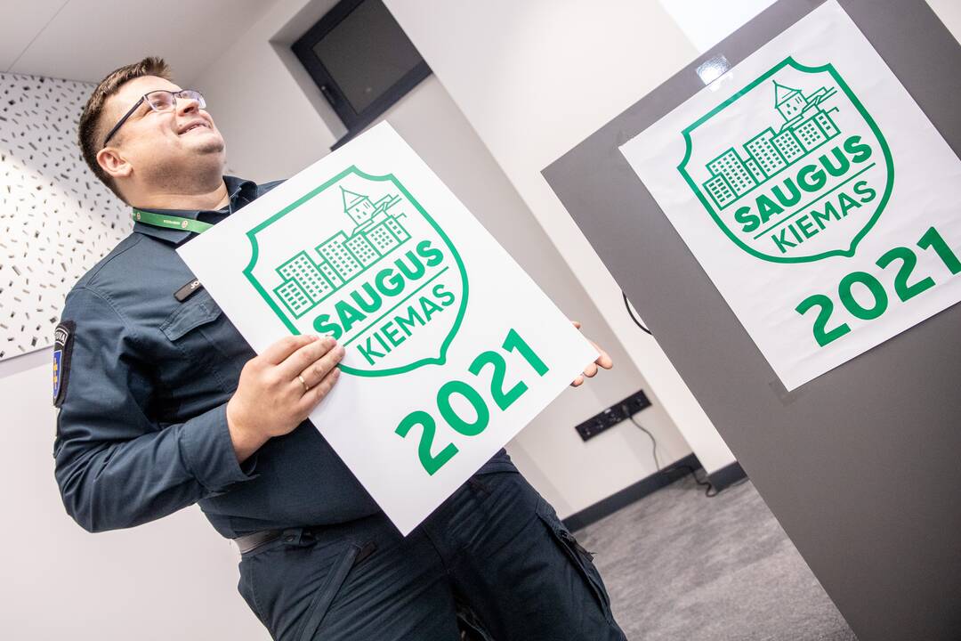 Pasistengė: konkurso „Saugus kiemas 2021“ nugalėtojai – dešimties kiemų atstovai.